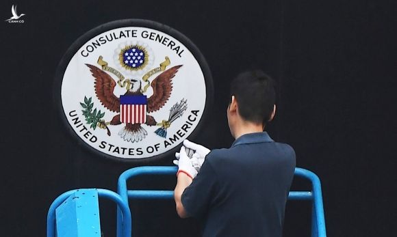 Công nhân tháo phù hiệu tại tòa nhà Tổng lãnh sự quán Mỹ ở Thành Đô hôm 24/7. Ảnh: AFP.