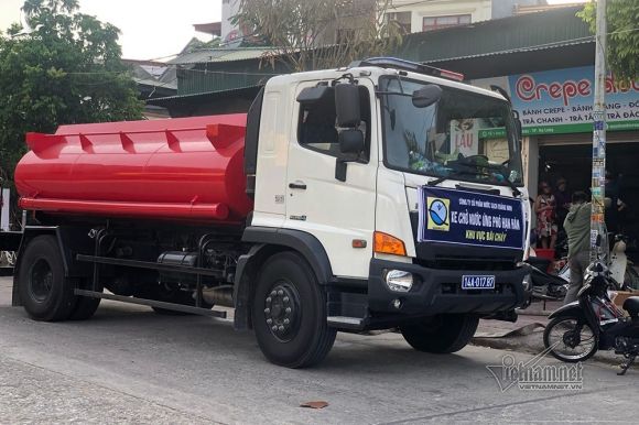 Hạn nặng, Quảng Ninh phải điều xe chở nước 'cứu khát' nhà hàng