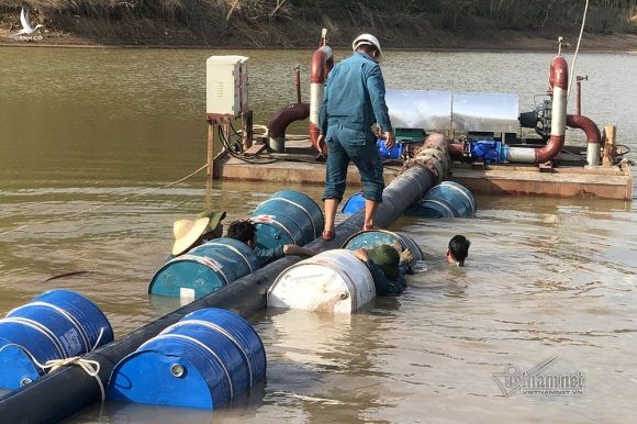 Hạn nặng, Quảng Ninh phải điều xe chở nước 'cứu khát' nhà hàng