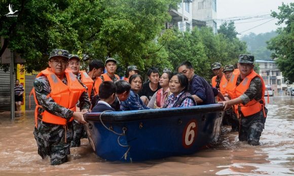 Quân đội Trung Quốc sơ tán người dân khỏi vùng ngập lũ ở thành phố Trùng Khánh hôm 1/7. Ảnh: AFP.