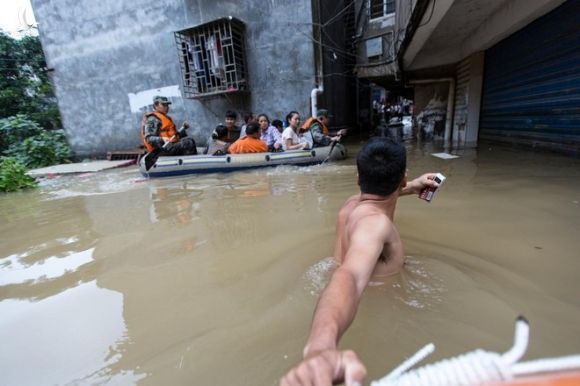 Lực lượng cứu hộ đưa người dân khỏi khu vực bị ngập tại tỉnh Quảng Tây, Trung Quốc /// Reuters