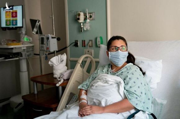 Melissa Estrada, 37 tuổi, mắc Covid-19 và được điều trị tại bệnh viện Houston Methodist. Ảnh: NY Times