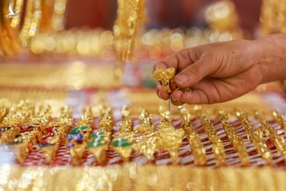 Người dân chọn mua vàng tại một cửa hàng ở quận Bình Thạnh, TP HCM. Ảnh: Quỳnh Trần.