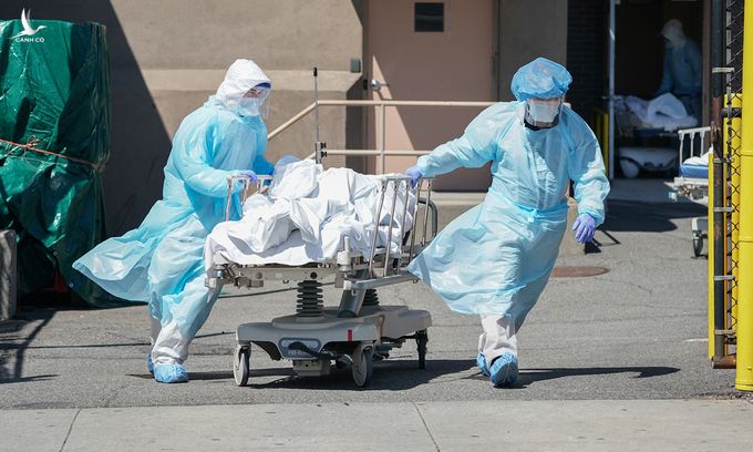 Nhân viên y tế Mỹ chuyển thi thể người chết vì Covid-19 ra xe tải đông lạnh tại bệnh viện ở Brooklyn, New York, hồi tháng 4. Ảnh: AFP.