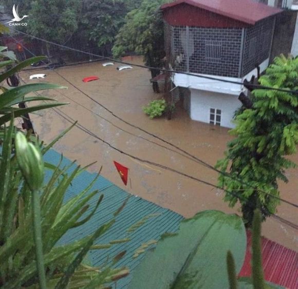 Hà Giang mưa sầm sập từ đêm tới sáng, nhấn chìm nhiều ô tô - 3