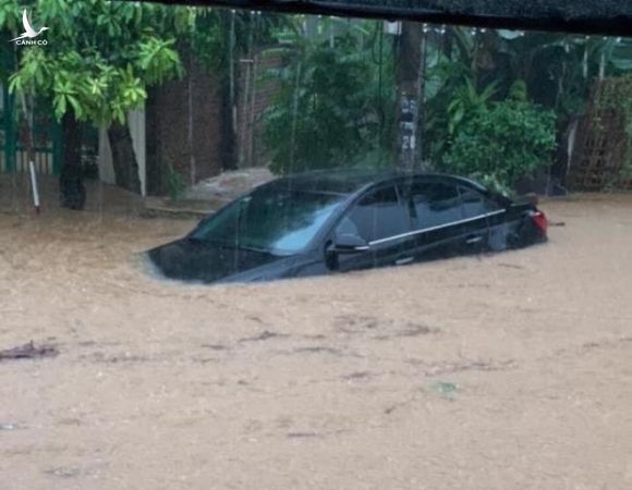 Hà Giang mưa sầm sập từ đêm tới sáng, nhấn chìm nhiều ô tô - 4