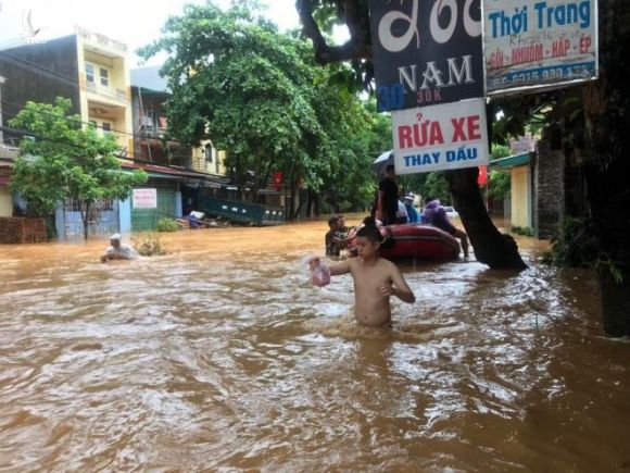 Ảnh: Hà Giang chìm trong biển nước, cảnh sát ngâm mình chuyển đồ giúp dân - 1
