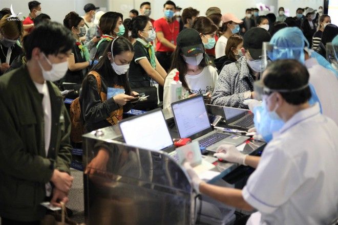Hành khách đáp xuống sân bay Tân Sơn Nhất phải khai báo y tế, đo thân nhiệt. /// Ảnh: Ngọc Dương