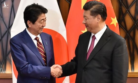 Thủ tướng Shinzo Abe (trái) bắt tay Chủ tịch Tập Cận Bình tại hội nghị APEC tại Việt Nam, hồi tháng 11/2017. Ảnh: AP.