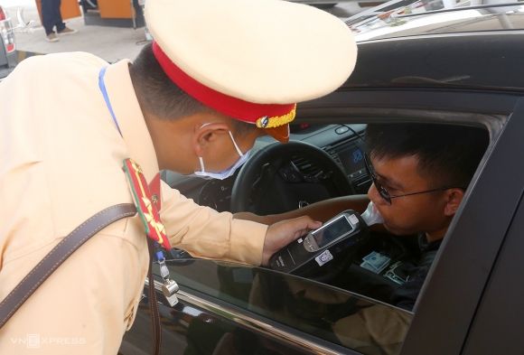 Cán bộ Cục CSGT kiểm tra nồng độ cồn tài xế ôtô trên cao tốc Bắc Giang-Lạng Sơn hồi tháng 6. Ảnh: Bá Đô