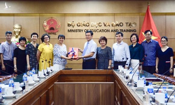 Thứ trưởng Nguyễn Văn Phúc tiếp nhận gói hỗ trợ của Tổ chức Đại học Pháp ngữ. Ảnh: Huyền Linh
