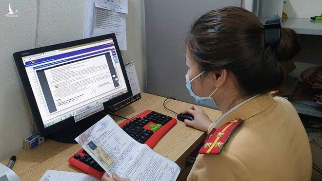 CSGT Hà Nội xử lý hồ sơ nộp phạt qua mạng /// Ảnh BGT