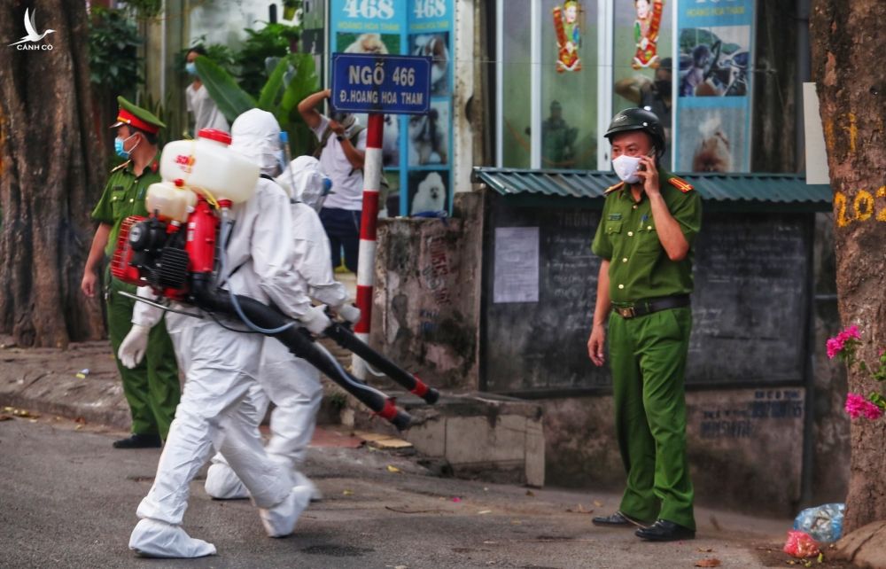 Phong tỏa con ngõ ở Hoàng Hoa Thám do cụ ông nhiễm Covid-19