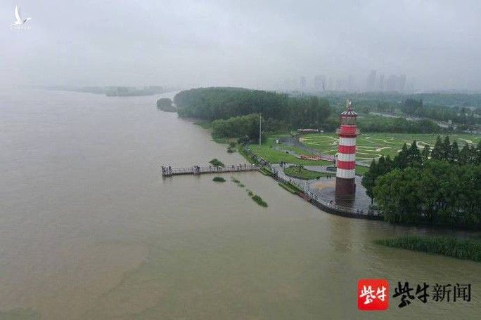 Hơn nửa miền Nam Trung Quốc chìm trong nước, mưa lũ kéo tới miền Bắc - Ảnh 1.