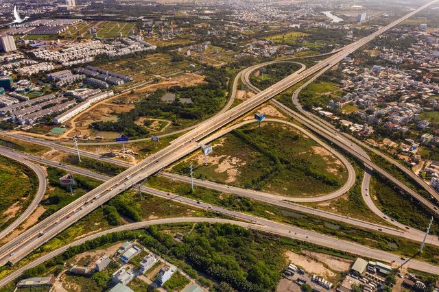 Hạ tầng giao thông phía Đông vẫn đang tiếp tục được đầu tư mạnh mẽ kéo theo dòng vốn lan tỏa đến các khu vực đô thị vệ tinh liền kề với tâm điểm là Đồng Nai.