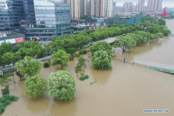 Hơn nửa miền Nam Trung Quốc chìm trong nước, mưa lũ kéo tới miền Bắc - Ảnh 3.