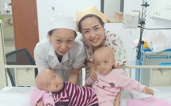 Báo Anh đưa tin bác sĩ Việt Nam tách thành công hai bé song sinh dính liền
