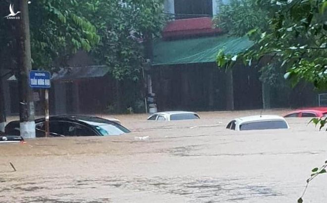 Nguyên nhân khiến nước ngập đến nóc ô tô ở thành phố Hà Giang