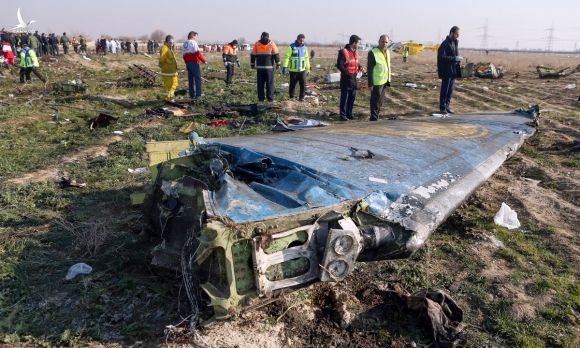 Mảnh vỡ máy bay Ukraine sau vụ bắn nhầm ngày 8/1. Ảnh: AFP.