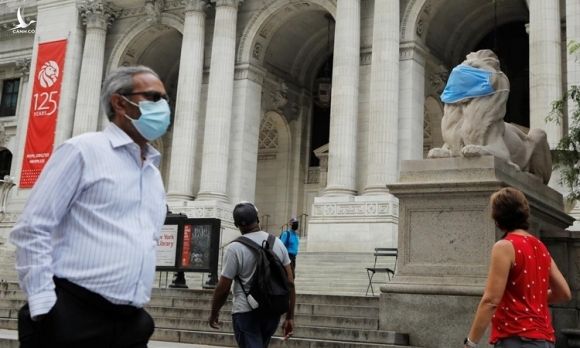 Bức tượng sư tử bên ngoài Thư viện Công cộng New York ở khu Manhattan được đeo khẩu trang hôm 1/7. Ảnh: Reuters.