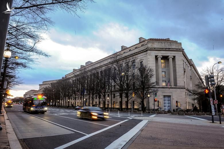 Trụ sở Bộ Tư pháp Mỹ trong buổi bình minh ở thủ đô Washington hôm 14/2. Ảnh: Reuters.