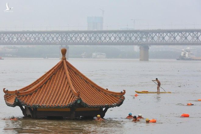 Sông Dương Tử đang hứng đợt mưa lũ lớn nhất trong 2 thập niên qua, theo CGTN /// AFP