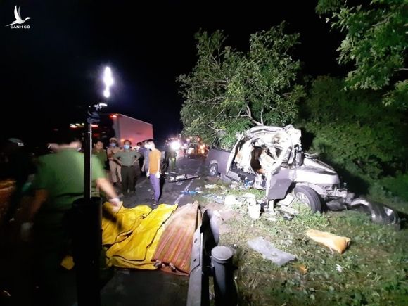 [CẬP NHẬT] Tai nạn giao thông đặc biệt nghiêm trọng ở Bình Thuận, ít nhất 8 người chết - ảnh 2