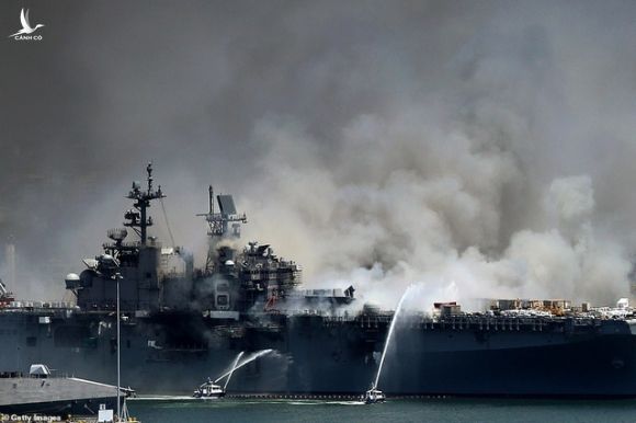 Tàu chiến Mỹ bốc cháy dữ dội, 18 thủy thủ bị thương - 1