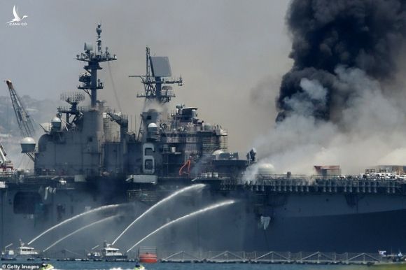 Tàu chiến Mỹ bốc cháy dữ dội, 18 thủy thủ bị thương - 2
