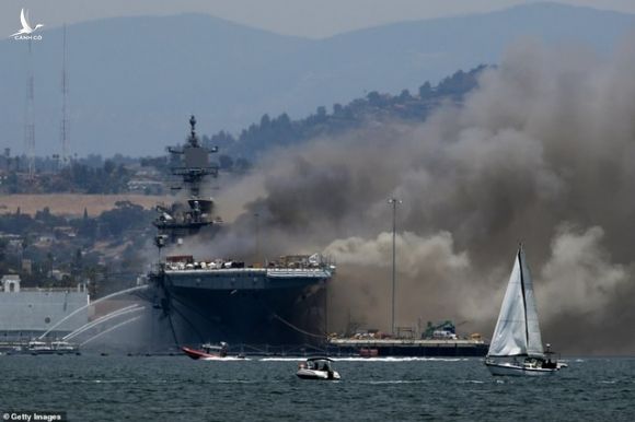 Tàu chiến Mỹ bốc cháy dữ dội, 18 thủy thủ bị thương - 3