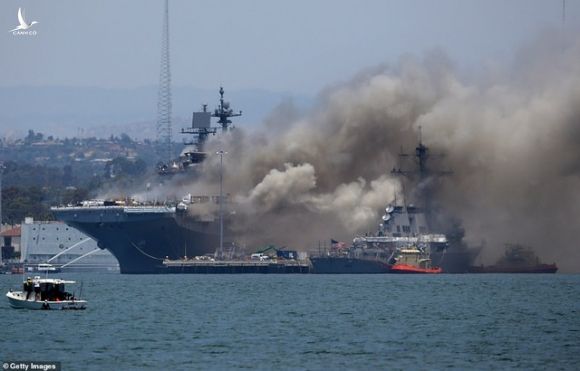 Tàu chiến Mỹ bốc cháy dữ dội, 18 thủy thủ bị thương - 6