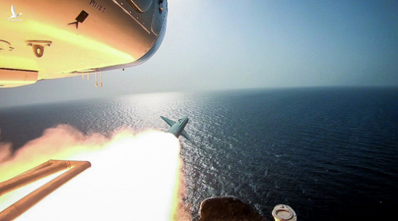 Iran dùng chiến thuật bầy sói hạ gục tàu sân bay Mỹ dễ như bỡn - Ảnh 3.