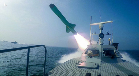 Iran dùng chiến thuật bầy sói hạ gục tàu sân bay Mỹ dễ như bỡn - Ảnh 4.