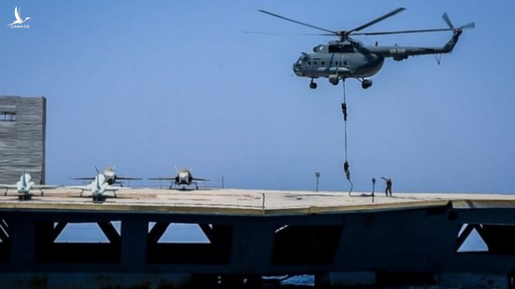 Iran dùng chiến thuật bầy sói hạ gục tàu sân bay Mỹ dễ như bỡn - Ảnh 6.