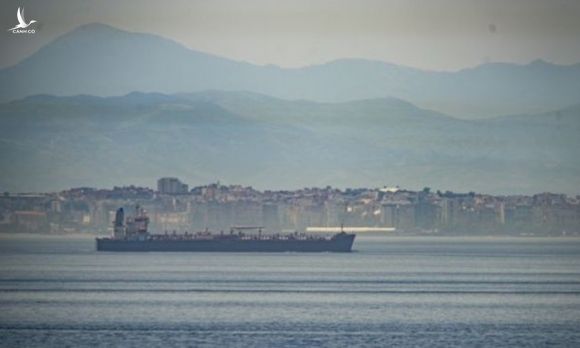 Một chiếc trong đội 5 tàu chở dầu của Iran cho Venezuela đi qua vùng biển quốc tế thuộc eo biển Gibraltar hôm 20/5. Ảnh: AP.