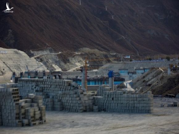 Công trình thi công đập Jiacha của Trung Quốc ở Tây Tạng (Ảnh chụp vào tháng 10-2018). Ảnh: REUTERS