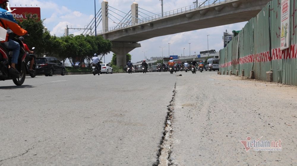 Thi công dự án chống ngập gần 500 tỷ, mặt đường Nguyễn Hữu Cảnh bị nứt