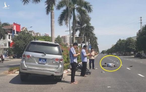 3 cán bộ chúi mặt vào điện thoại sau tai nạn: UBKT Tỉnh ủy Nghệ An lên tiếng - 1