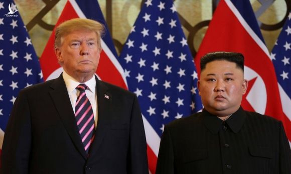 Ông Trump (trái) và ông Kim Jong-un tại hội nghị thượng đỉnh Mỹ - Triều tháng 2/2019. Ảnh: Reuters.