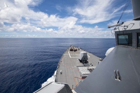 Tàu khu trục USS Ralph Johnson hoạt động gần quần đảo Trường Sa ngày 14.7 /// DVIDS