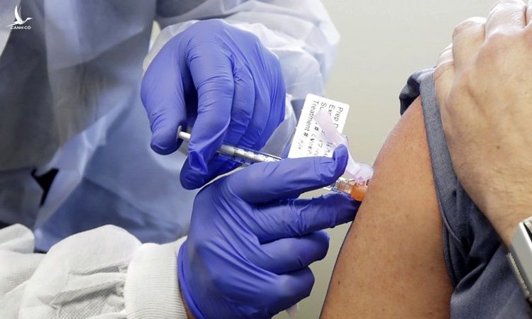 Tiêm thử nghiệm vaccine Covid-19 tại Viên nghiên cứu sức khỏe ở thành phố Seattle, bang Washington, Mỹ hồi tháng 3. Ảnh: AP.