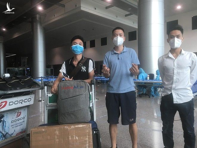 Anh Dương Văn Biên (giữa) tại sân bay trong ngày về nước /// ẢNH: NVCC