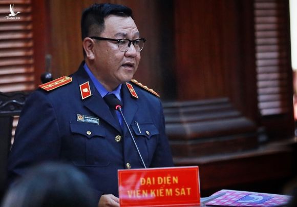 Đại diện VKS đề nghị 5 án tử hình trong đường dây ma tuý của Văn Kính Dương, ngày 23/7. Ảnh: Hữu Khoa.