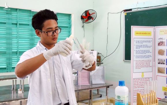 Trịnh Hoàng Long, lớp 12 đang trong thí nghiệm tìm cách chiết xuất canxi từ xương cá ngừ. Ảnh: An Phước.