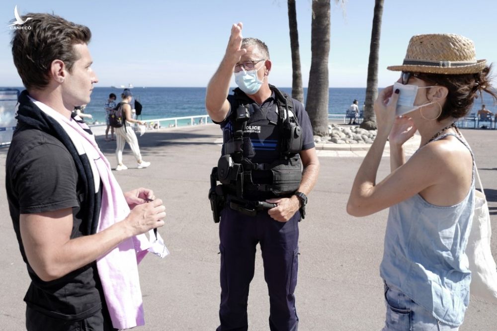 Cảnh sát tuần tra và nhắc nhở người dân đeo khẩu trang theo quy định ở thành phố Nice, Pháp, hôm 3/8. Ảnh: AFP