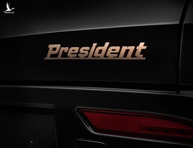 Chữ “President” màu vàng đồng ở đuôi xe. Ảnh: VinFast