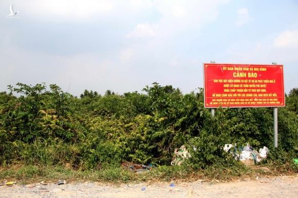 UBND huyện Hóc Môn cắm biển cảnh báo dự án "ma" /// ẢNH: KHẢ HOÀ