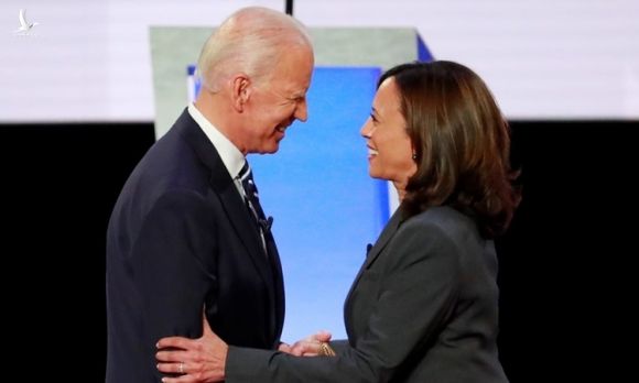 Joe Biden và Kamala Harris bắt tay trước một cuộc tranh luận giữa các ứng viên đại diện đảng Dân chủ tranh cử tổng thống ở Detroit, Michigan, hồi cuối tháng 7 năm ngoái. Ảnh: Reuters.
