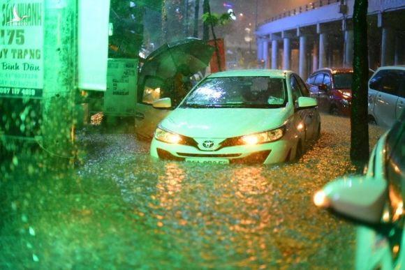 Đêm qua, TP.HCM hứng trận mưa to kỷ lục chưa từng có trong lịch sử - ảnh 7