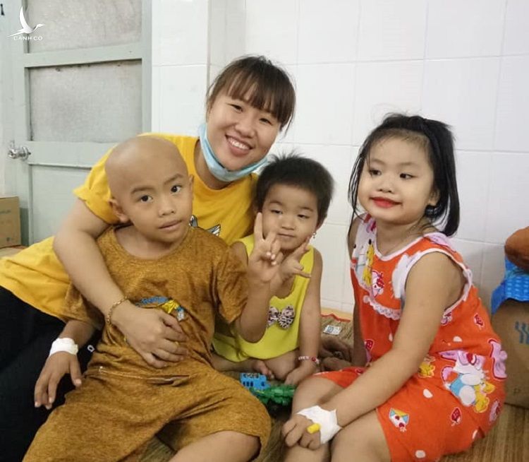 Chị Kim Long đến tặng bánh bao chay miễn phí cho các bé tại bệnh viện Ung Bướu TP.HCM ngày 1/8/2020- nơi ngày xưa mẹ chồng chị từng điều trị. Ảnh: Nhân vật cung cấp.